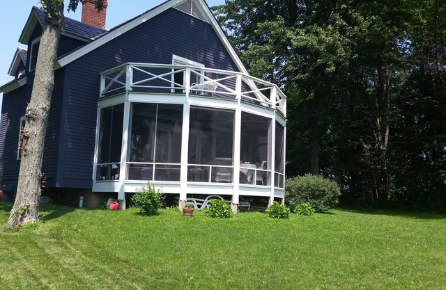 Precioso, privado 2 hab-2bath en 10 acres con vista al lago