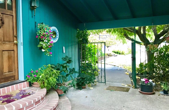 Precioso, privado, muy cómodo "hogar lejos del hogar" en medio de las secoyas paisajísticos