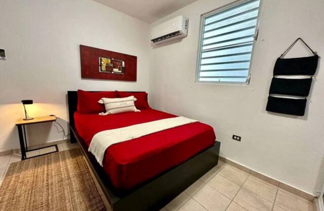 Lovely Queen Apt W/ Parking & Wi-Fi Sleeps 2