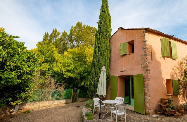 casa de vacaciones agradables 2 km al sur del pueblo de color ocre Roussillon