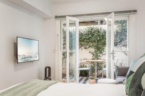 Lovely Studio with Patio 25 min from Sydney CBD