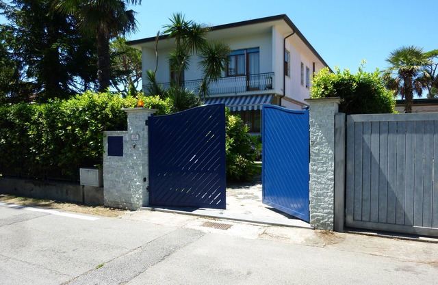 Villa con jardín, a sólo 400 metros de la playa de Forte dei Marmi, en Versilia