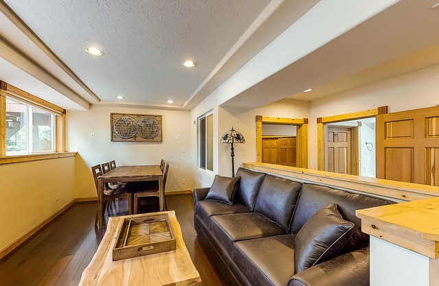 Lower-level dwelling in a riverfront home w/ shared dock & scenic views