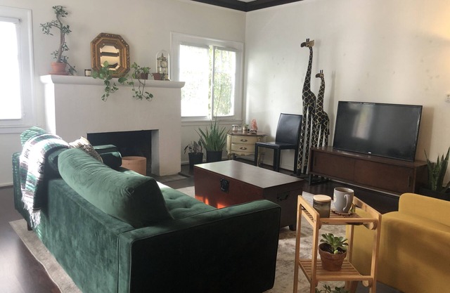 Lush 2x2 Bungalow w/ yard near Larchmont Village!