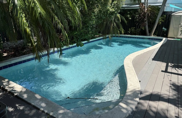 Exuberantes jardines-piscina-jacuzzi