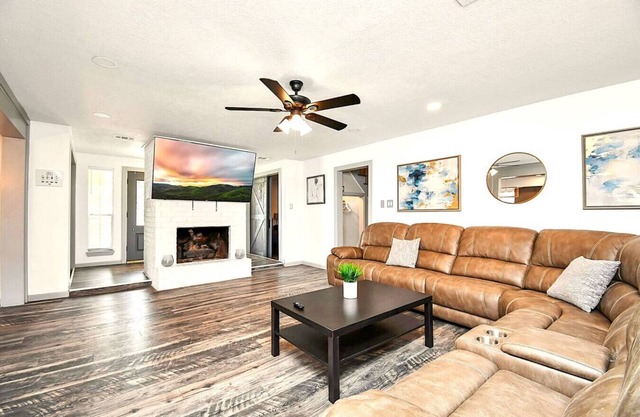 Lux Home w/ Heated Pool & Spa: 30 Min to Downtown