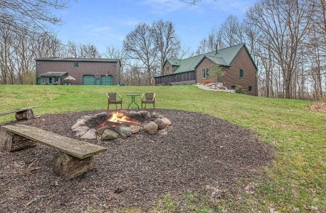 LUXURY LODGE - sleeps 20 - pontoon rental nearby - ski resorts close - private