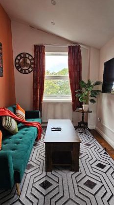 Luxe 1-Bed Apartment with Free Parking & Fast WiFi, West Norwood