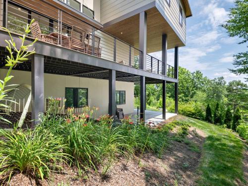 Luxe 5BR with Home Theater, Pool Table and Firepit
