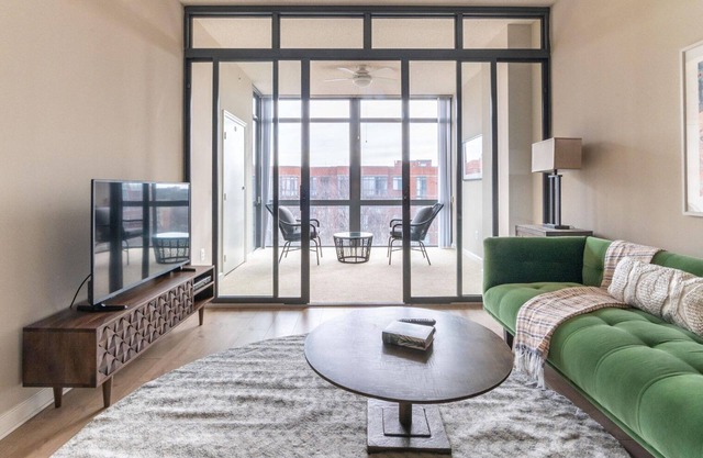 Luxe Court House 1BR w/ Pool & W/D, nr Landmarks & Dining, by Blueground