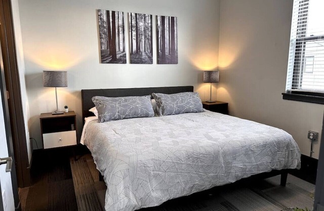 Downtown Luxe Loft: King Bed, Artsy & Brewery Walk