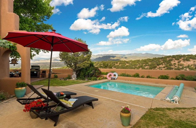 Luxe Escape near Opera | Spa Pool Casita