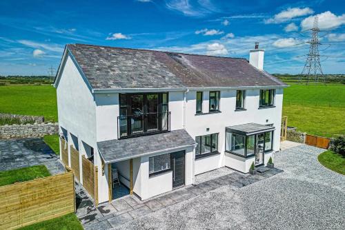 Luxe Escape with Hot Tub, Games Room and 10 min to Sea