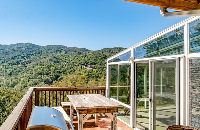 Luxe home w/ amazing views, jetted tub, steam shower, central AC & garage