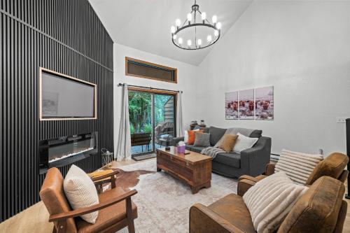 Luxe Mountain- beautiful remodeled condo, pet friendly with community pool