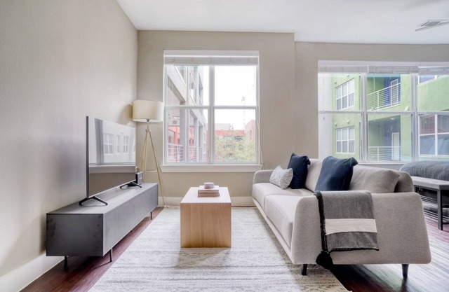 Luxe Mueller Studio w/ Pool, W/D & Gym, nr park, by Blueground