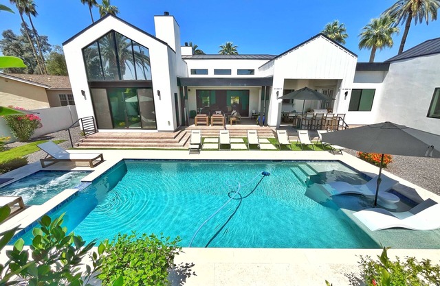 ++LUXE Retreat just steps from Old Town Scottsdale! Pool, Spa, Outdoor Oasis ++