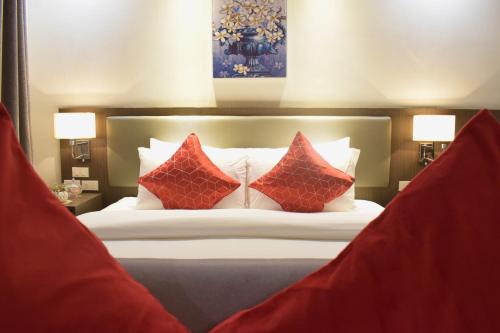 Luxe Suite at BCCT - BGC's Prime Studio - Gym, Infinity Pool with breathtaking skyline view