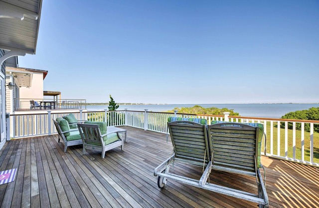 Luxe East Quogue Waterfront Home w / Sandy Beach!