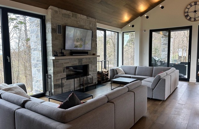 Luxueux ski in / ski out Bromont Luxurious ski-in / ski- out chalet in Bromont