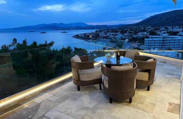 Luxurious 2-Bed Seaside Apartment in Saronida