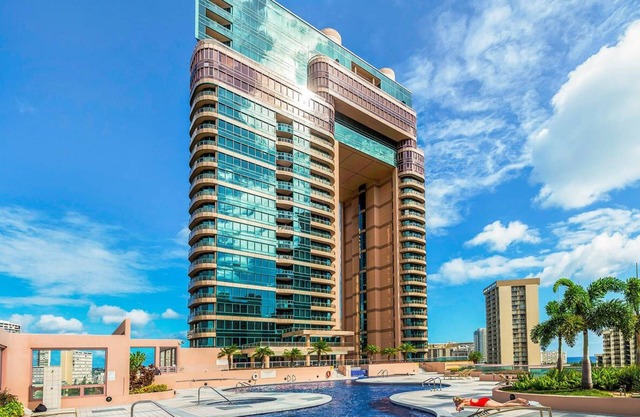 Luxurious 2-Bedroom Retreat in the Heart of Waikiki.