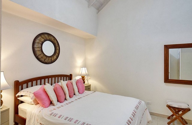 Lujoso ático de 3 dormitorios y 3 baños que ofrece vistas al mar y unas vacaciones de playa asequibles