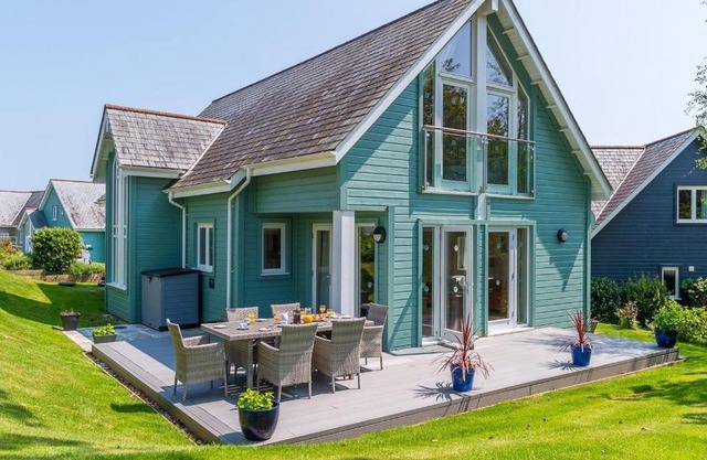 Luxurious 3 Bedroom New England Style Villa - Trewhiddle V8
