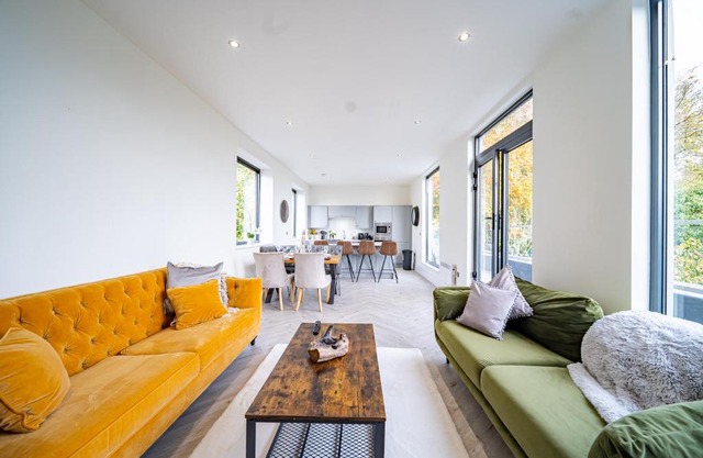 Luxurious 4-Bedroom Penthouse: 15 Mins to City Centre, Secure Parking