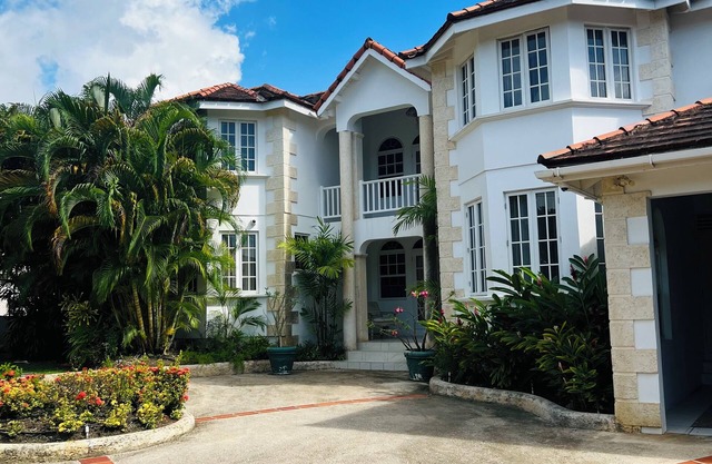 Luxurious 5-bedroom villa with WiFi and AC in charming Saint James