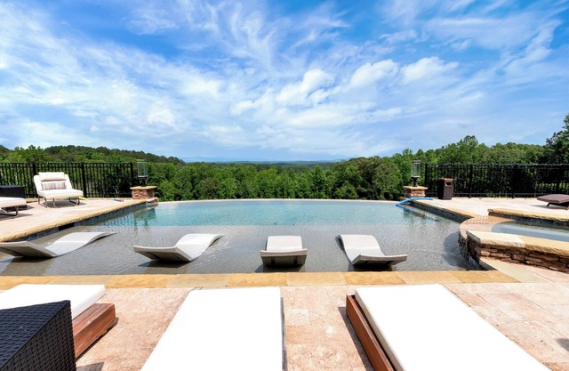 Luxurious 8-bedroom mountain resort with infinity pool, fire pit & much more