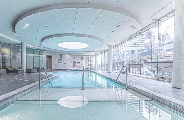 Luxurious and cosy oasis in Downtown core Toronto