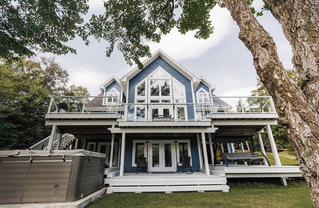 Luxurious Lakeside Chalet with Swim Spa