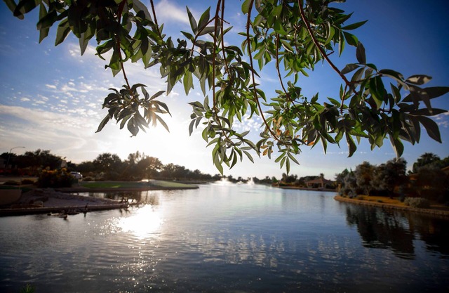 Lujosa casa en el lago con piscina climatizada, bañera de hidromasaje y comodidades. ¡Grandes campos de golf!