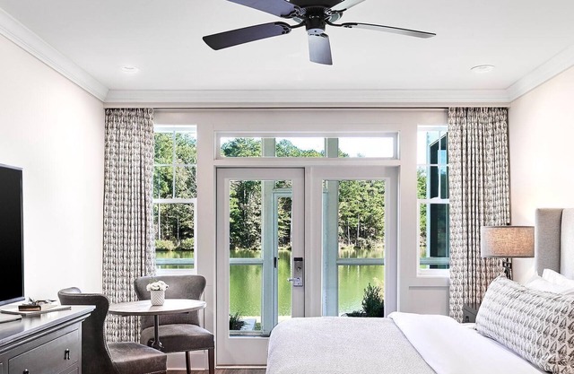 Luxurious Lakefront Suite w/ Screened Porch & Complimentary WiFi