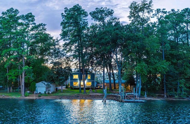 Luxurious Lakefront Escape