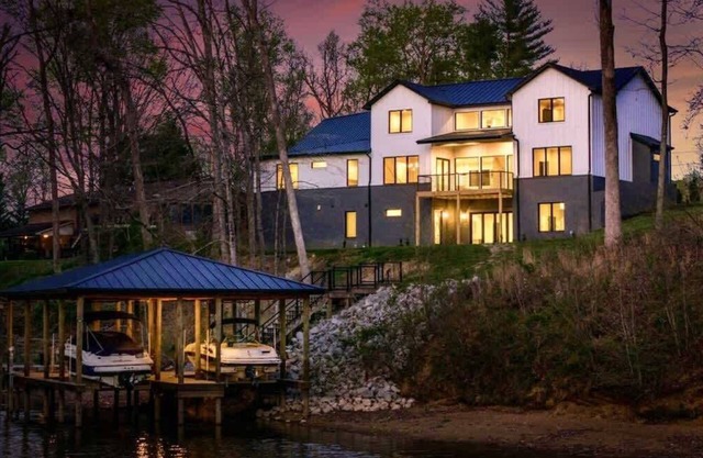 Luxury Lakefront Retreat in Kingston