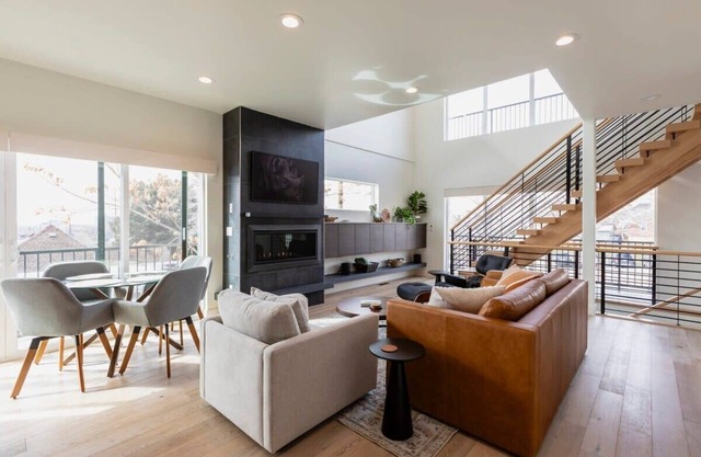 Luxurious Mountain-View Townhouse
