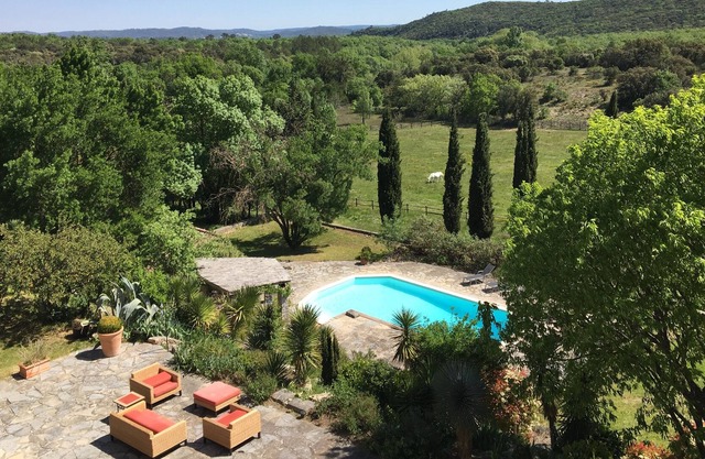 Lujosa casa de piedra antigua con piscina en una ubicación fantástica en medio de viñedos