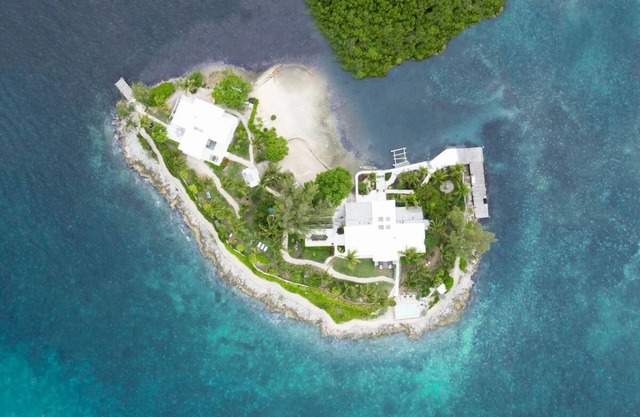 Luxurious Private Island off Harbour Island - Pool, Beach, Boats, Staff