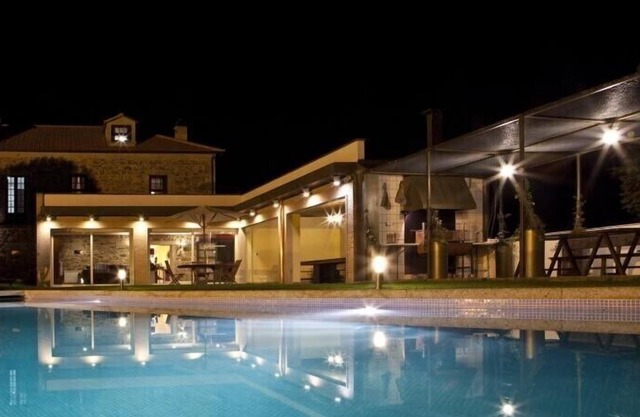 Casa con piscina y barbacoa.
