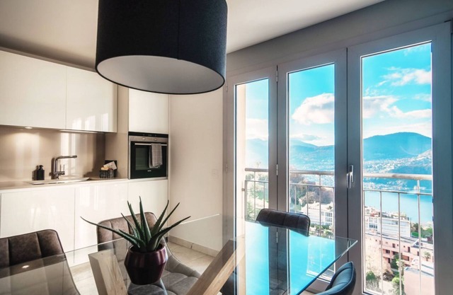 Lujoso apartamento de tres habitaciones con vista al lago (COLLINA D'ORO)