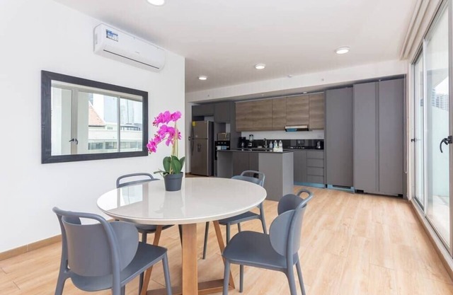 Luxury 1 bedroom apt free parking and balcony