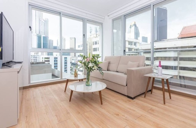 Luxury 1 bedroom apt free parking and balcony