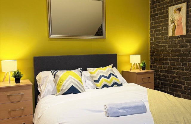 Luxury 2-Bed Flat 5 Min Walk to Silver St 20 Min to Liverpool St & London Bridge