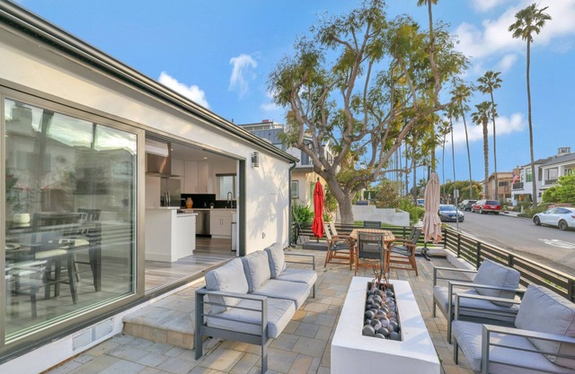 Luxury 2 Bed w/ Huge Sun Deck, A/C, fast WiFi, 10 minute walk to Beach