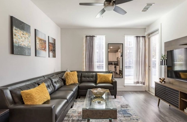 Luxury 2BR/2BA APT w/Gym, Pool & Free Parking