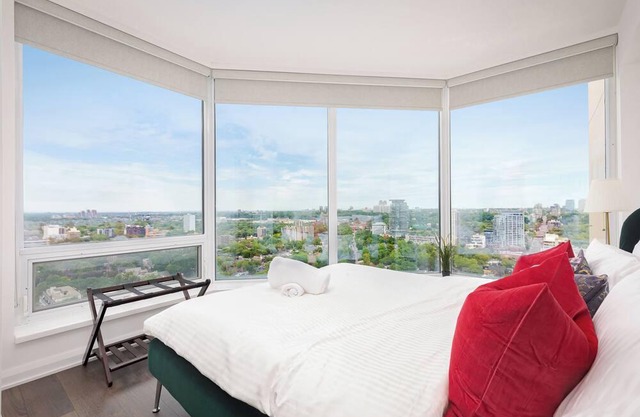Luxury 2BR in Yorkville Downtown Toronto with City View