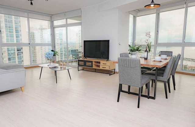 Luxury 2BR Oceanview, parking and balcony