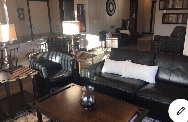 Nuevo condominio de lujo de 3 dormitorios y 2 baños completos en una comunidad cerrada.